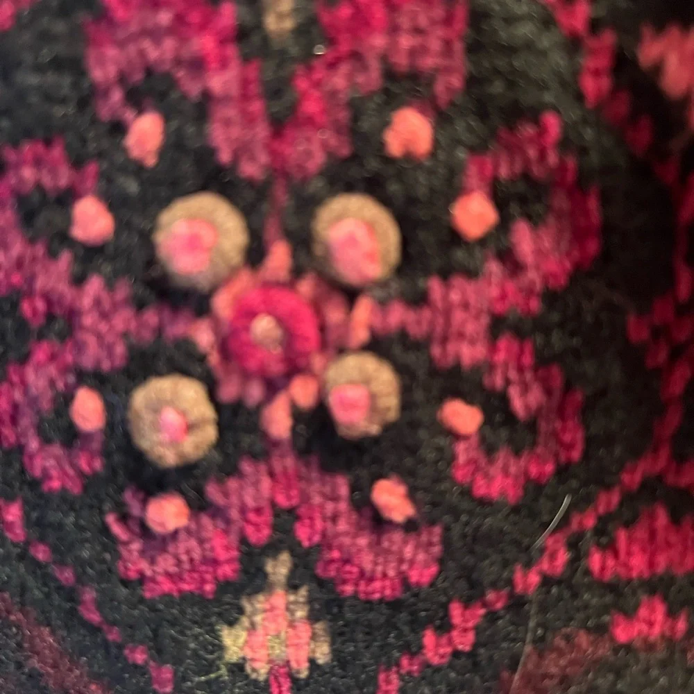 Icelandic buttoned burgundy brown pink with black background. - Picture 3 of 4